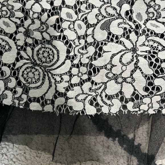 Medium Skirt with lace detail and tulle lining - Picture 5 of 5